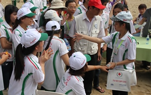 Đà Nẵng: Hơn 1.000 sinh viên thi kỹ năng sơ cấp cứu trên biển
